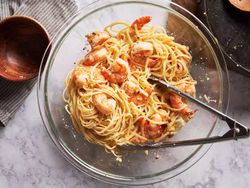 طرز تهیه اسپاگتی میگو با لیمو و فلفل
