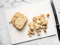 روش تهیه کروتان تکه های نان سوخاری برای سالاد و سوپ