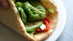 طرز تهیه ساندویچ رپ حمص و سبزیجات