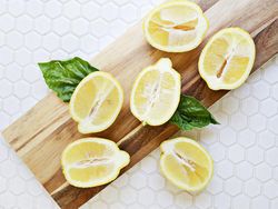 طرز تهیه ژله لیموناد صورتی در پوست لیمو