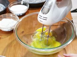 طرز تهیه کیک اسفنجی پایه بدون جدا کردن زرده و سفیده