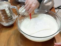 طرز تهیه کیک اسفنجی پایه بدون جدا کردن زرده و سفیده