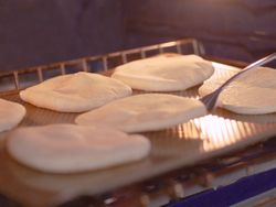 طرز تهیه نان پیتا خانگی در فر
