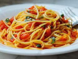طرز تهیه اسپاگتی با سس گوجه و ریحان