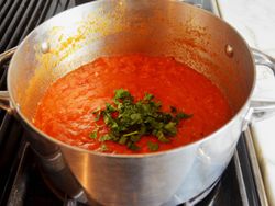 طرز تهیه اسپاگتی با سس گوجه و ریحان