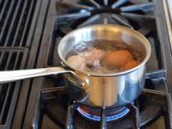 طرز تهیه تخم مرغ آب پز با زرده عسلی