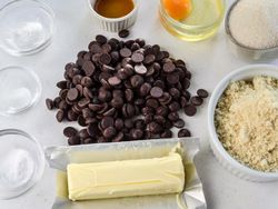 طرز تهیه شیرینی بادامی با تکه های شکلات