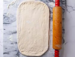 طرز تهیه نان پپرونی با خمیر آماده
