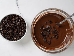 طرز تهیه دراژه شکلات مغزدار دانه قهوه