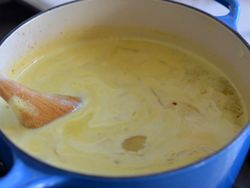 طرز تهیه سوپ مرغ تایلندی با نودل
