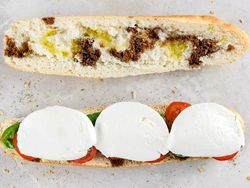 طرز تهیه ساندویچ سرد ایتالیایی کاپریس