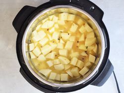طرز تهیه سوپ سیب زمینی خامه ای با مولتی کوکر