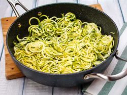 طرز تهیه اسپاگتی کدو سبز با سیر و ریحان
