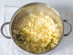 طرز تهیه سوپ گل کلم و سیب زمینی