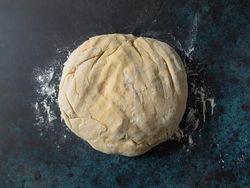 طرز تهیه نان حلقه ای کشمشی سوئدی