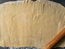 طرز تهیه نان حلقه ای کشمشی سوئدی
