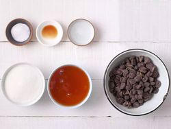 طرز تهیه آبنبات اسفنجی با روکش شکلات