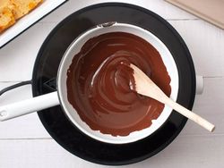 طرز تهیه آبنبات اسفنجی با روکش شکلات