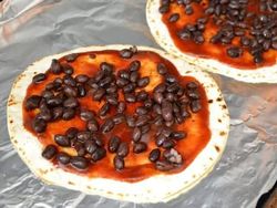 دستور پخت پیتزای گیاهی لوبیا سیاه با سس باربیکیو