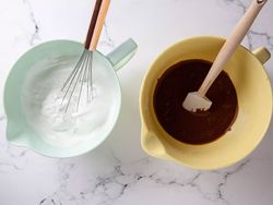 طرز تهیه رولت شکلاتی با خامه وانیلی