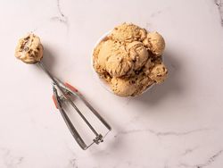 طرز تهیه بستنی نمکی کاراملی با بستنی ساز