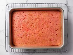 طرز تهیه دسر ولنتاین ژلو کیک توت فرنگی