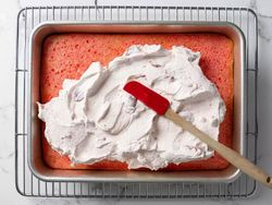 طرز تهیه دسر ولنتاین ژلو کیک توت فرنگی
