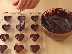 طرز تهیه شکلات قلب مغزدار خانگی