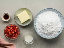 طرز تهیه کاپ کیک توت فرنگی خانگی