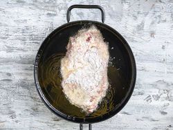 دستور پخت استیک سوخاری گوشت گوساله با سس سفید گریوی