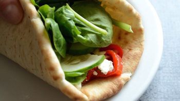 طرز تهیه ساندویچ رپ حمص و سبزیجات
