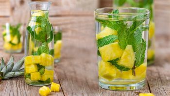 آموزش تهیه نوشیدنی رژیمی آب طعم دار آناناس نعنا