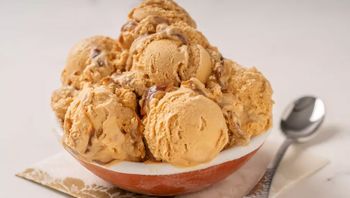 طرز تهیه بستنی نمکی کاراملی با بستنی ساز