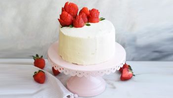 طرز تهیه کیک روز مادر با گل رز توت فرنگی