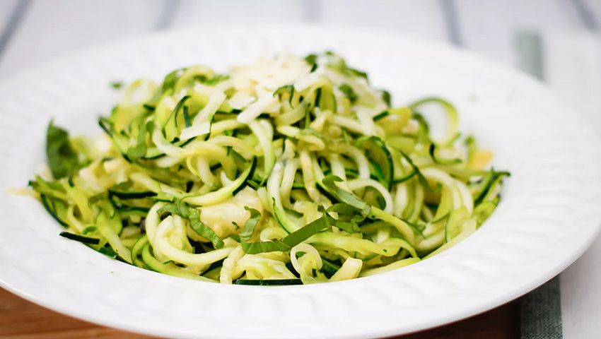 طرز تهیه اسپاگتی کدو سبز با سیر و ریحان